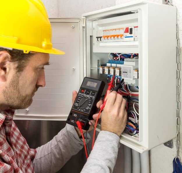 Electricien professionnel et artisan pour mise en conformité